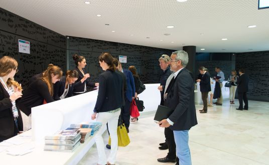 photo de l'intérieur de l'espace d'accueil avec des hôtesses pendant un evenement au Palais des congrès de La Baule