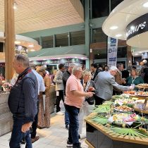 personne lors d'un événement pro privé dans la halle marche de la Baule