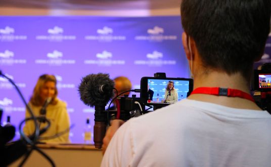 Photo de dos d'un cameraman pendant une captation de conference lord d'un événement assuré par La Baule évenements