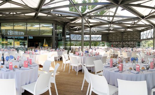 photo d'un émnagement avec table pour la restauration dans la verrière du la Baule pour un événement pro