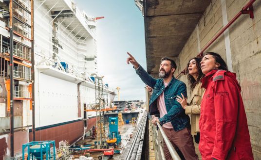 photo de personnes lors d'une  visite de chantiers navals avec les services de La Baule événements