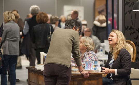 Personnes enjouées lors d'un echanges-rencontres pendant un évenement