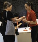 photo de 2 participants à l'entrée dans l'espace accueil spectateurs du Palais de La baule