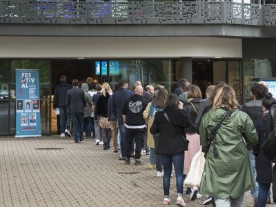 Fil de spectateur à l'entrée principale du Palais des Congrès Atlantia de la Baule