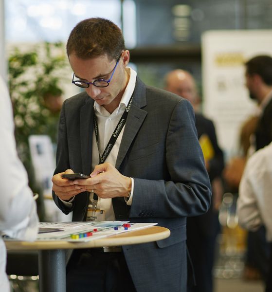 spectateurs avec teléphone en main lors d'un evenement digital connecté organisé par la baule evenements