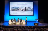 photo de la scène avec des intervenants dans l'auditorium du palais Atlantia à la Baule