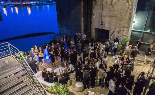 Intérieur de l'Escal Atlantic, espace lounge sur le ponton lors d'un événement professionnel