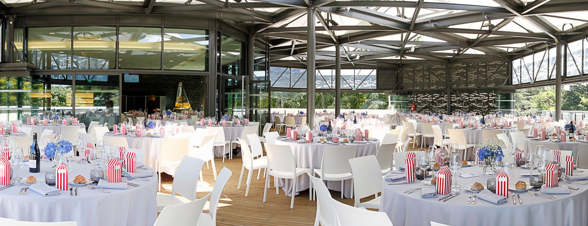 photo d'un émnagement avec table pour la restauration dans la verrière du la Baule pour un événement pro