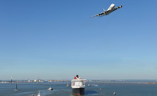 Photo d'un bateau sur la mer près du port et du chantier naval de Saint Nazaire