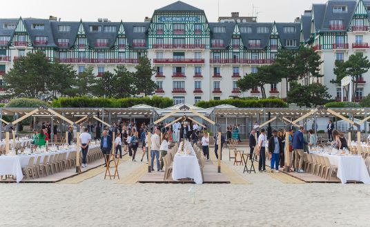 Vue de la plage de l'hôtel Hermitage Barriere de La Baule avec une installation restauration en extérieur pour un événement professionnel