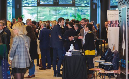 Personnes lors d'une rencontre lors d'un congrès dans le palais des congres atlantia à la Baule