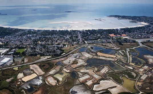 Vue aérienne de la Baule avec les marais salants et la baie avec la plage