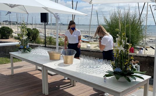 photo en extérieur sur la terrasse à l'occasion d'un cocktail au Yacht Club de La Baule