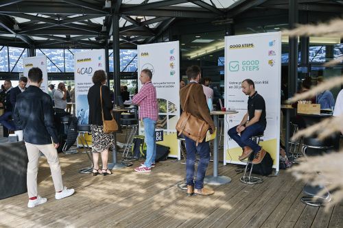 Vue depuis une allée lors d'une exposition/salon avec des stands aménagés dans la verrière du palais Atlantia