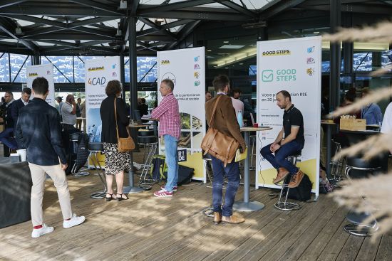 photo d'un groupe de personnes lors d'un exposition stands dans la verrière les Evens