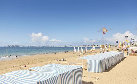 Plage de la Baule avec ses cabines et les catamarans lors d'une journée ensoleillée