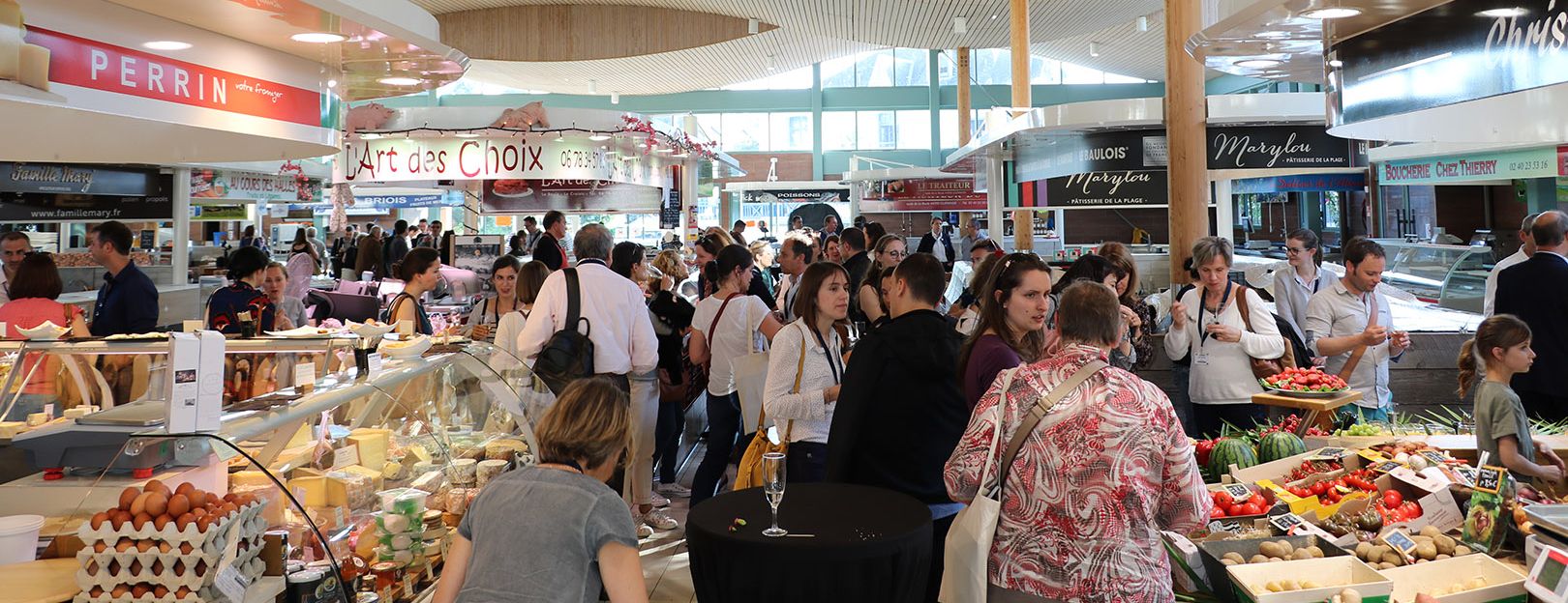 reception d'un groupe lors d'une soiree privée  dans la halle du marché de la Baule