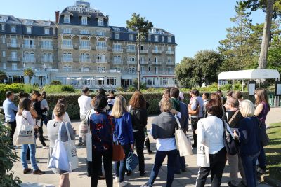 photo de personnes lors d'une  visite de la vaille de La Baule organisée avec les services de La Baule événements