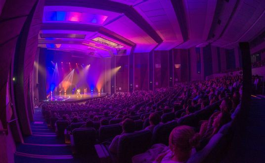 auditorium palais-des-congres pendant un spectacle organisé par la baule événements