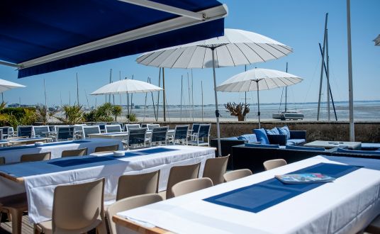 Vue du Yacht club de La Baule sur l'espace terrasse côté océan