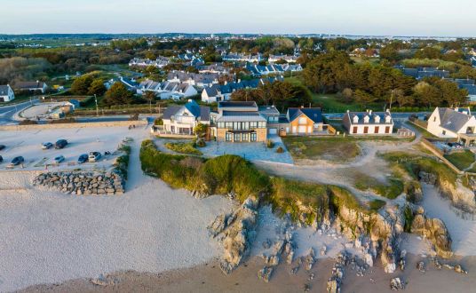 Vue du ciel sur la façade côté Mer du Westhotel batz de la Baule