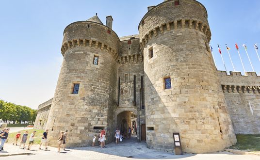 Photo face à l'entrée des 2 tours du château de la cité Médiévale de Guérande