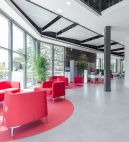 photo d'un salon aménagé et confortable dans cet espace très lumineux de l'espace Breca dans le Palais Atlantia