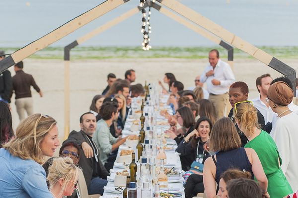 photo de convives lors d'un diner sur la plage organisé par la baule évenements