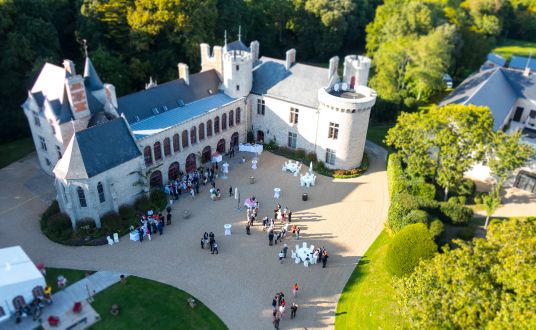 Vue du ciel sur la cour et le domaine du chateau Lauvergnac lors d'une réception d'une soirée professionnelle