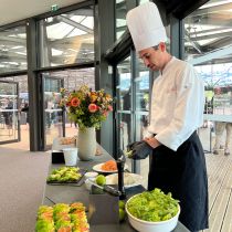 animation culinaire dans espace restauration organisé avec un traiteur par la Baule évenements