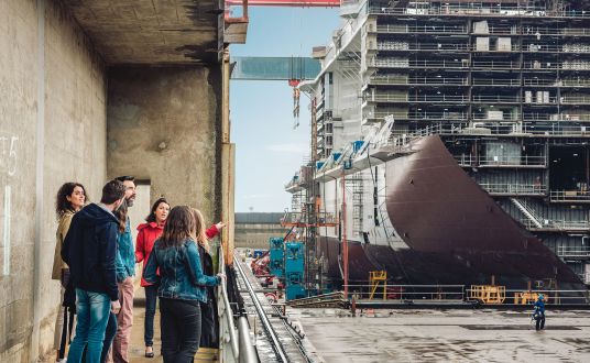 photo de personnes lors d'une  visite de chantiers navals avec les services de La Baule événements