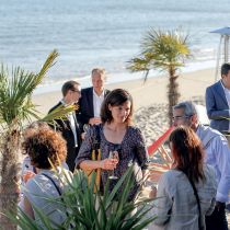 Personnes lors d'un cocktail sur la plage de la Baule