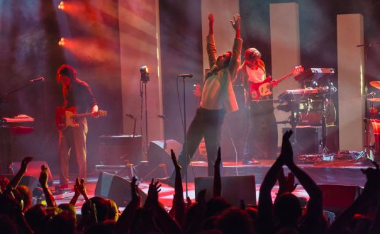 Vue d'un spectacle avec artiste sur scene dans l'auditorium du Palais de la Baule