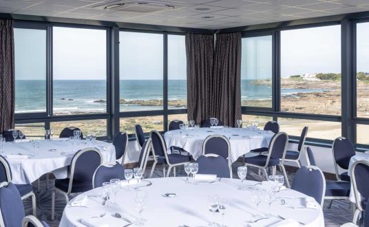 photo en intérieur côté Vue Mer de la salle Westhotel batz, salle de réception préparé pour un groupe