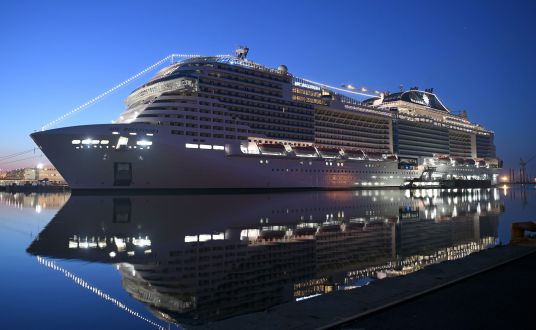 Bateau de croisière illuminé de nuit au port de Saint Nazaire