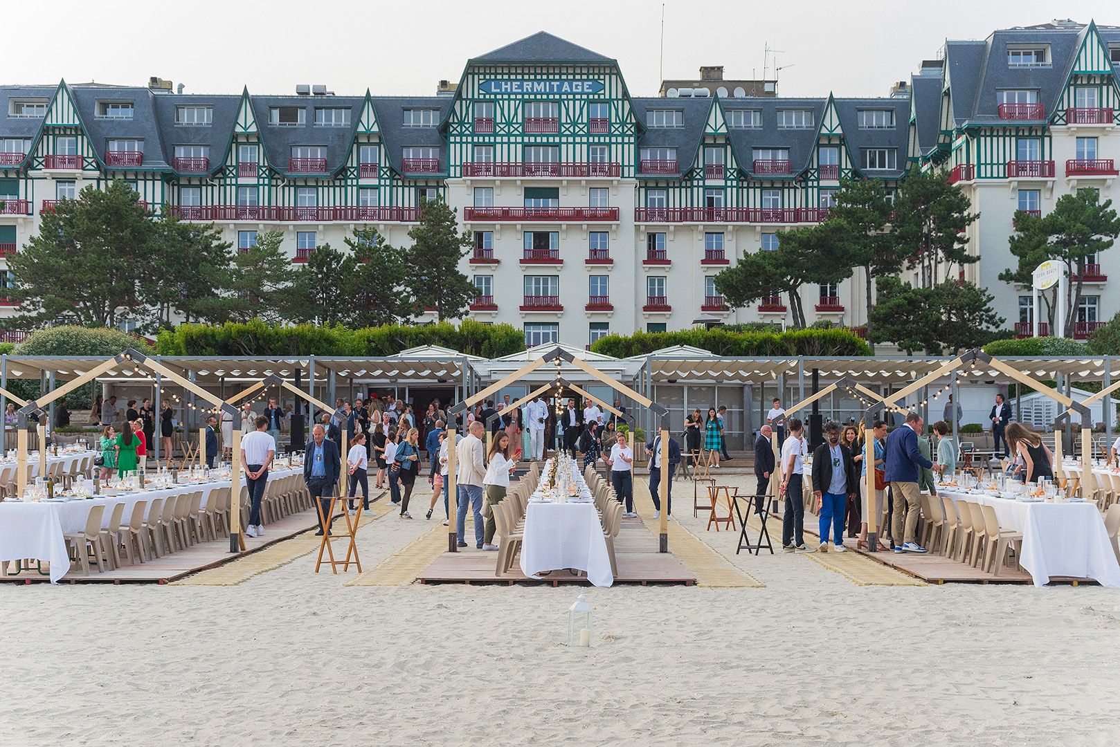 Vue de la plage de l'hôtel Hermitage Barriere de La Baule avec une installation restauration en extérieur pour un événement professionnel