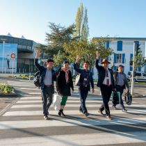 Groupe de personnes en deplacement a-pied à la Baule