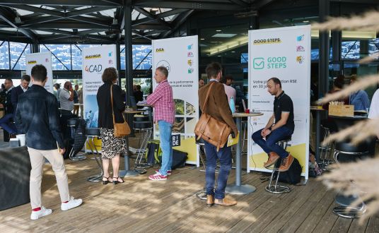 Personnes lors d'une exposition salle Briere dans le palais des congres atlantia à la Baule