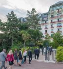 Séminaristes de congrès organisé par la Baule évenements en train de rentrer dans l'hôtel partenaire à proximité