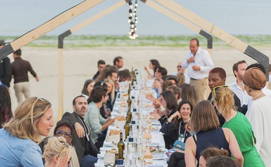 photo de convives lors d'un diner sur la plage organisé par la baule évenements