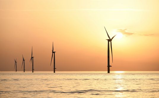 Photo d'éoliennes en pleine mer dans le parc eolien de Loire Atlantique