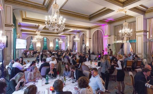 photo lors d'un repas dans le salon des Ambassadeurs dans l'hôtel Hermitage Barriere à l'occasion d'une convention-congrès