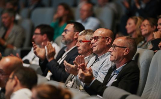 photo de congressistes dans les siège de l'auditorium de la Baule