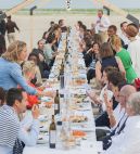 repas assis lors d'une convention sur la plage de la Baule