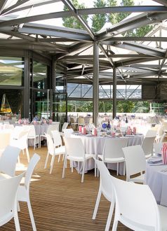 photo d'un émnagement avec table pour la restauration dans la verrière du la Baule pour un événement pro