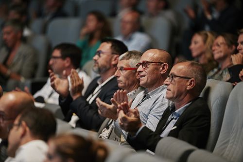 Photo de spectateurs assistant à un spectacle organisé par la Baule Evenements avec l'air satisfait