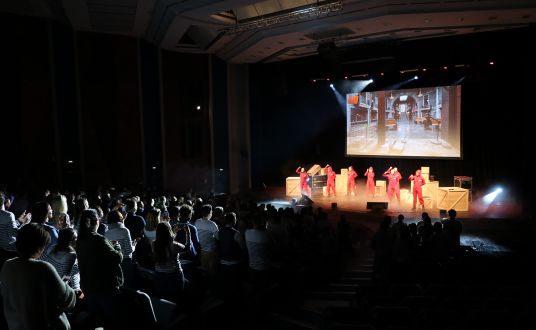 photo d'une convention avec scenographie régie et solutions techniques proposées par la baule evenements