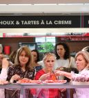 personne en train de manger  lors d'un cocktail pro privé dans la halle marche de la Baule