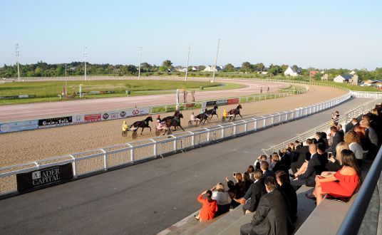 vue sur l'hippodrome de Pornichet pendant un paris hippique organisé pour une entreprise privée