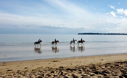 Petit groupe en balade à cheval sur la Plage de la Baule